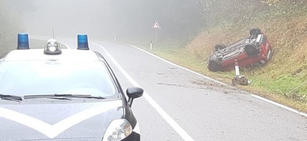 Paura al passo Duron, perde il controllo dell'auto e si cappotta
